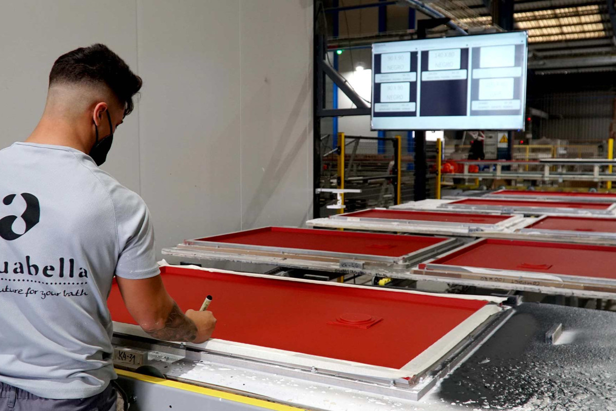 Acquabella uruchamia największą w Europie automatyczną linię produkcyjną brodzików prysznicowych