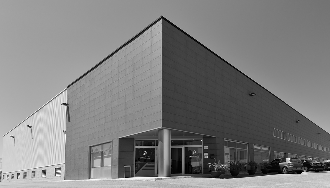 Founded as a part of the Keraben Group, Acquabella initially focused on manufacturing whirlpool bathtubs, shower trays, and shower cabins made from acrylic material.