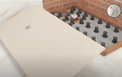 Installation surélevée (avec plots) d'un receveur de douche et de panneaux