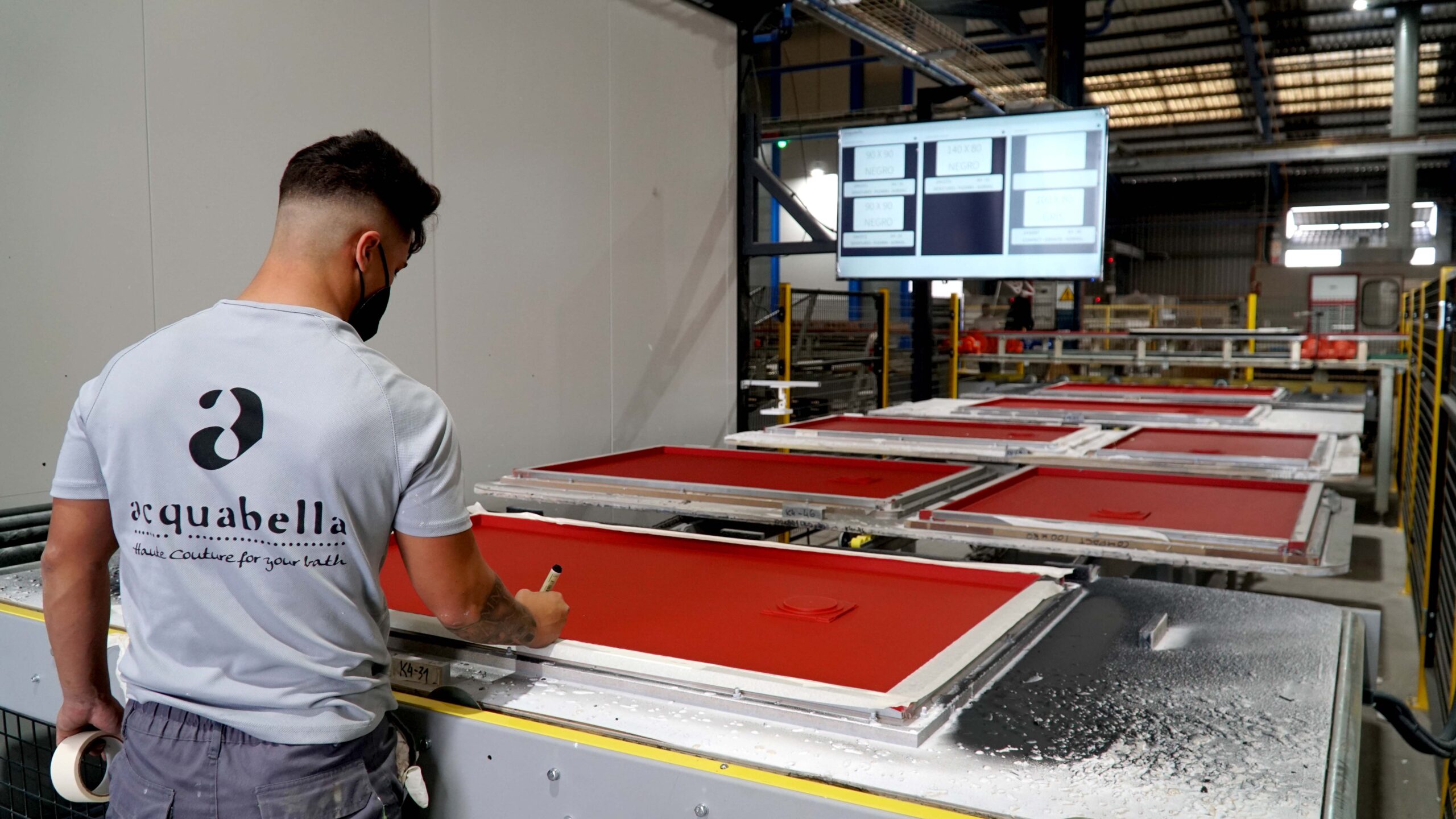 Acquabella pone en marcha la línea de fabricación automática de platos de ducha más grande de Europa